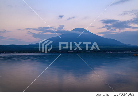 （山梨県）夏の夜明け・山中湖より見る逆さ富士 117034065