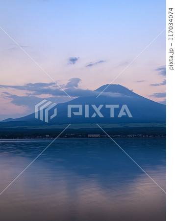 （山梨県）夏の夜明け・山中湖より見る逆さ富士 117034074