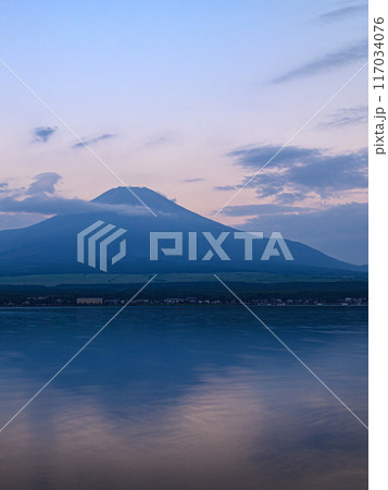 （山梨県）夏の夜明け・山中湖より見る逆さ富士 117034076