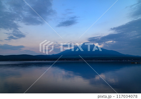（山梨県）夏の夜明け・山中湖より見る逆さ富士 117034078