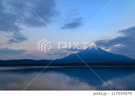 （山梨県）夏の夜明け・山中湖より見る逆さ富士 117034079
