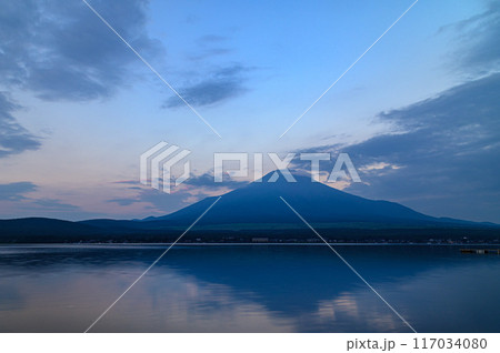 （山梨県）夏の夜明け・山中湖より見る逆さ富士 117034080