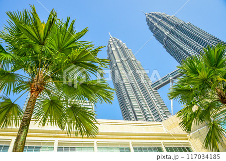 青空に映えるクアラルンプールにあるペトロナスツインタワーのとても美しい風景 青空に映えるクアラルンプールにあるペトロナスツインタワーのとても美しい風景 117034185