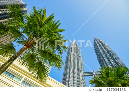 青空に映えるクアラルンプールにあるペトロナスツインタワーのとても美しい風景 青空に映えるクアラルンプールにあるペトロナスツインタワーのとても美しい風景 117034188