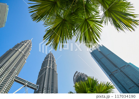 青空に映えるクアラルンプールにあるペトロナスツインタワーのとても美しい風景 青空に映えるクアラルンプールにあるペトロナスツインタワーのとても美しい風景 117034190