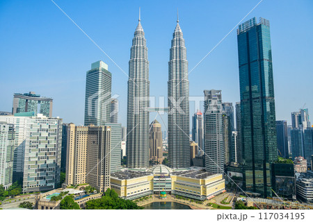 青空に映えるクアラルンプールにあるペトロナスツインタワーのとても美しい風景 117034195