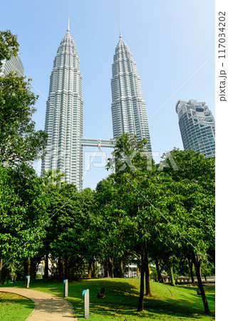 青空に映えるクアラルンプールにあるペトロナスツインタワーのとても美しい風景 117034202