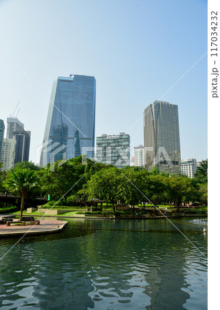 青空に映えるクアラルンプールにあるペトロナスツインタワーのとても美しい風景 117034232