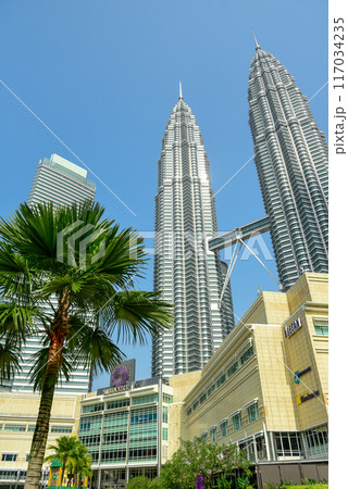 青空に映えるクアラルンプールにあるペトロナスツインタワーのとても美しい風景 117034235