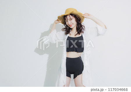 夏のリゾートの若い女性 夏のリゾートの若い女性 117034668