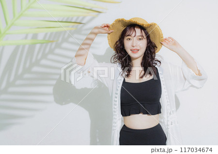 夏のリゾートの若い女性　 117034674