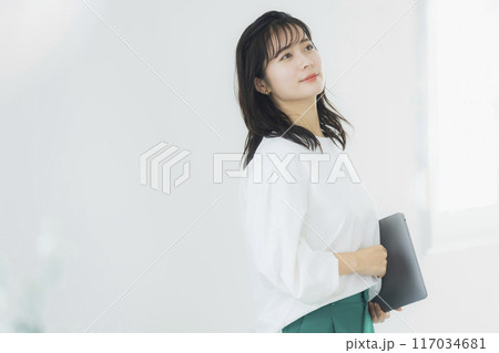 オフィスカジュアルの若い女性 オフィスカジュアルの若い女性 117034681