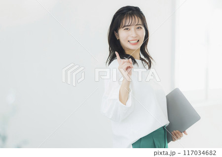 オフィスカジュアルの若い女性 オフィスカジュアルの若い女性 117034682