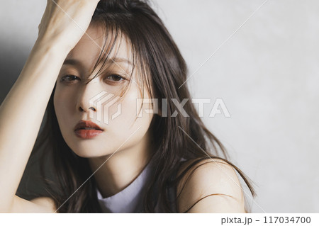 ロングヘアの女性 117034700