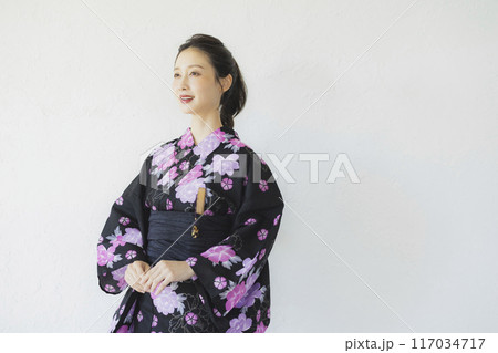 黒い浴衣の女性　 117034717