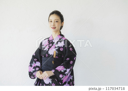 黒い浴衣の女性　 117034718