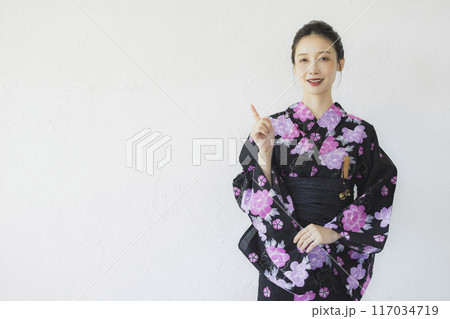 黒い浴衣の女性　 117034719