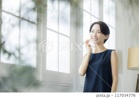 保湿を実感する女性 保湿を実感する女性 117034776