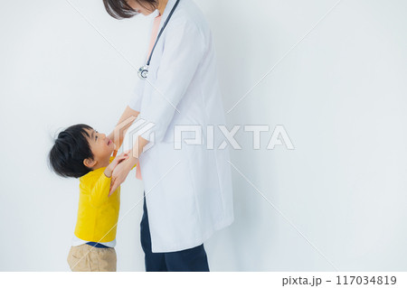 白衣を着た女性　 117034819