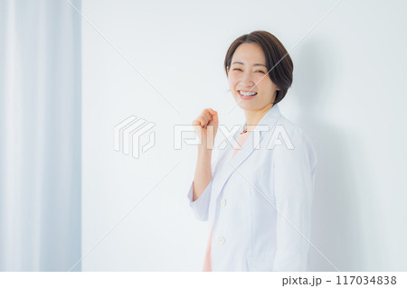 白衣を着た女性 白衣を着た女性 117034838