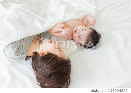 お母さんと添い寝して寝ている赤ちゃん　 117034843