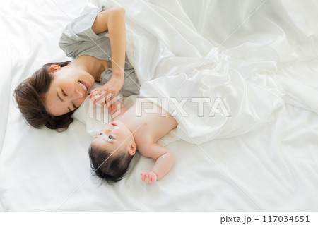 お母さんと添い寝して寝ている赤ちゃん お母さんと添い寝して寝ている赤ちゃん 117034851