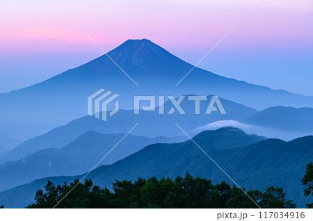 (山梨県)早朝の雁ヶ腹摺山より望む富士山と山並み (山梨県)早朝の雁ヶ腹摺山より望む富士山と山並み 117034916