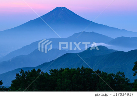 (山梨県)早朝の雁ヶ腹摺山より望む富士山と山並み (山梨県)早朝の雁ヶ腹摺山より望む富士山と山並み 117034917