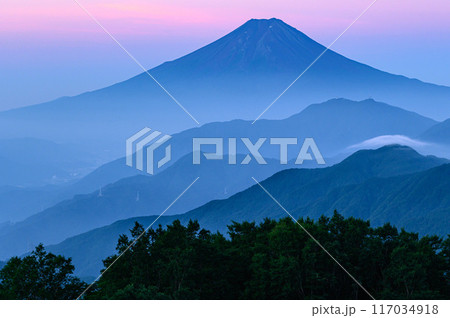 (山梨県)早朝の雁ヶ腹摺山より望む富士山と山並み (山梨県)早朝の雁ヶ腹摺山より望む富士山と山並み 117034918