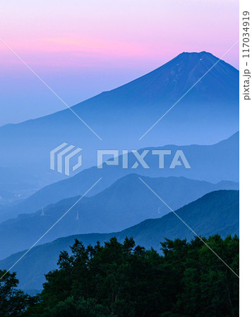 (山梨県)早朝の雁ヶ腹摺山より望む富士山と山並み (山梨県)早朝の雁ヶ腹摺山より望む富士山と山並み 117034919