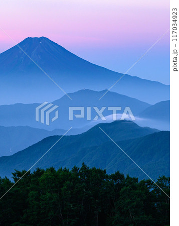 (山梨県)早朝の雁ヶ腹摺山より望む富士山と山並み (山梨県)早朝の雁ヶ腹摺山より望む富士山と山並み 117034923