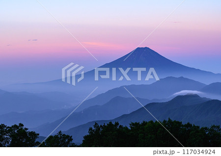 (山梨県)早朝の雁ヶ腹摺山より望む富士山と山並み (山梨県)早朝の雁ヶ腹摺山より望む富士山と山並み 117034924