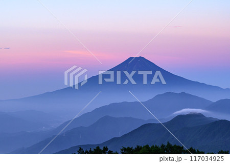 (山梨県)早朝の雁ヶ腹摺山より望む富士山と山並み (山梨県)早朝の雁ヶ腹摺山より望む富士山と山並み 117034925