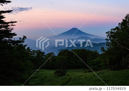 （山梨県）早朝の雁ヶ腹摺山より望む富士山と山並み 117034929