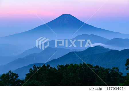 (山梨県)早朝の雁ヶ腹摺山より望む富士山と山並み (山梨県)早朝の雁ヶ腹摺山より望む富士山と山並み 117034934