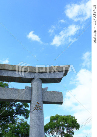 青空に映える鳥居 青空に映える鳥居 117035418