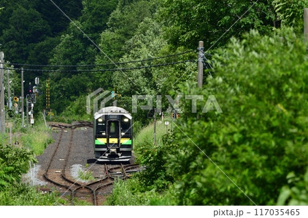 奥白滝信号場を通過するH100形の普通列車 117035465