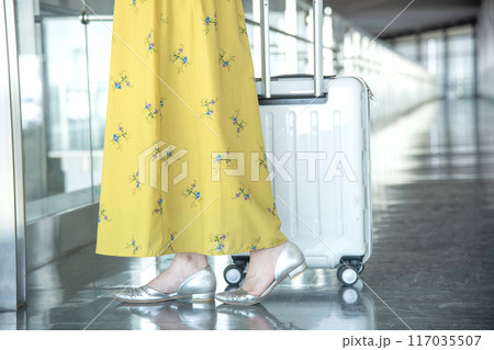 空港　通路　女性　パスポート 117035507