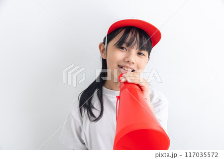メガホンで応援する女の子　cheering girl 117035572