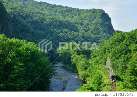 村名「白滝発祥の地」を走るH100形の列車 117035573