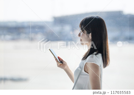 女性　窓辺　旅行　 117035583