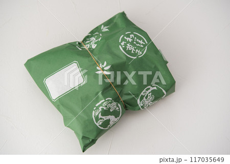 和菓子の紙の包装 和菓子の紙の包装 117035649