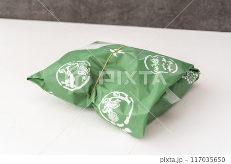 和菓子の紙の包装 117035650