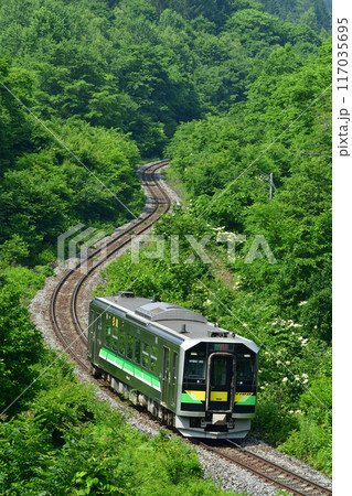 常紋峠を走るH100形の列車 117035695