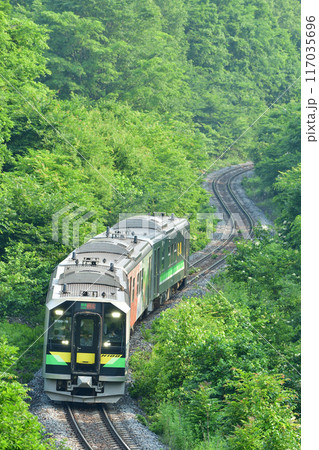 常紋峠を走るH100形の列車 117035696