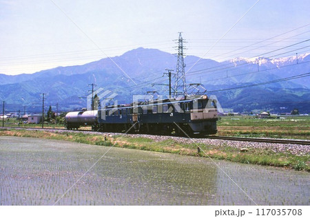 飯田線を走る貨物列車 117035708