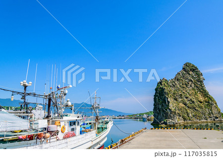 北海道日高の様似漁港とエンルム岬 117035815