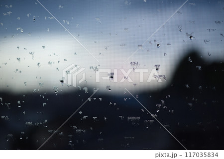 網戸についた水滴 117035834