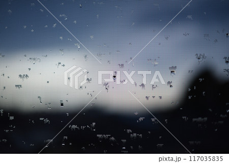 網戸についた水滴 117035835