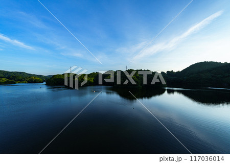 奈良市東端にある布目ダムの風景　ダム南側の大空と湖面　三脚固定インターバル撮影日没前から星空#7 117036014